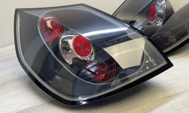 Черные тюнинговые стопы (фонари задние) Renault Scenic фото