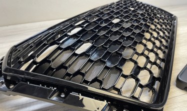 Решетка радиатора Audi A4 B9 в стиле RS4 черная глянцевая (с PDC) фото