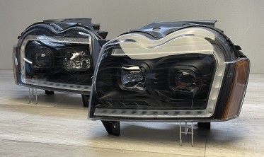Передние фары Jeep Grand Cherokee WK 05-08 с линзами и диодным габаритом фото