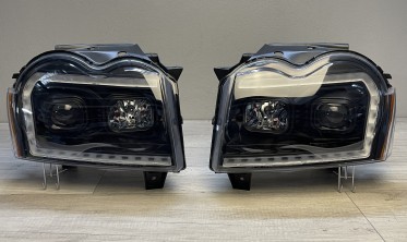 Передние фары Jeep Grand Cherokee WK 05-08 с линзами и диодным габаритом фото