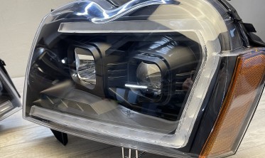 Передние фары Jeep Grand Cherokee WK 05-08 с линзами и диодным габаритом фото