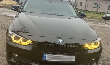 Чорні фари передні BMW F30/F31 дорестайл з жовтими кільцями фото