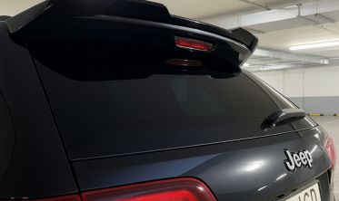 Спойлер на скло Jeep Grand Cherokee WK2 чорний глянцевий фото