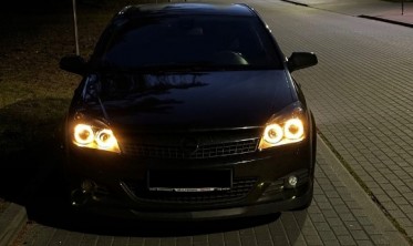 Черные фары передние Opel Astra H с кольцами Angel Eyes фото