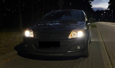 Черные фары передние Opel Astra H с кольцами Angel Eyes фото