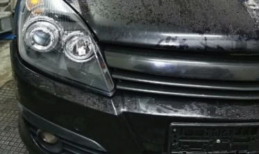 Черные фары передние Opel Astra H с кольцами Angel Eyes фото