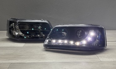 Черные фары передние Volkswagen T5 дорестайл с диодной строкой фото
