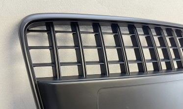 Тюнинговая решетка радиатора Audi Q7 4L в стиле RS черная фото