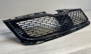 Тюнинговая решетка радиатора Skoda Octavia MK3 2016-2020 черная глянцевая RS фото