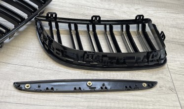 Решітки радіатора BMW E90, E91 подвійні ребра, чорний глянець фото