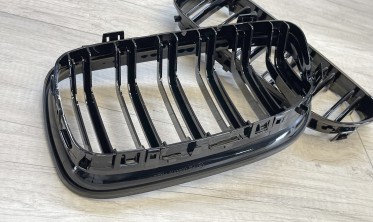 Решетка радиатора BMW E90, E91 LCI спорт стиль, черная глянцевая фото