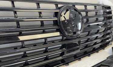 Решетка радиатора c элементами переднего бампера VW T6.1 под логотип VW фото