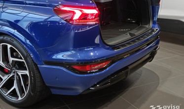 Захисна накладка на задній бампер Audi Q6 e-tron чорна фото