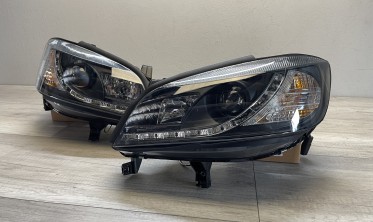 Черные фары передние Opel Zafira А с диодной строкой фото