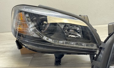 Черные фары передние Opel Zafira А с диодной строкой фото