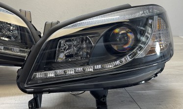 Черные фары передние Opel Zafira А с диодной строкой фото