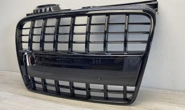 Решітка радіатора Audi A4 B7 у стилі S8 чорна глянсова фото