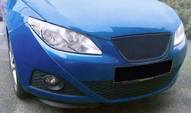 Тюнинговая решетка радиатора Seat Ibiza 6J соты черная матовая фото