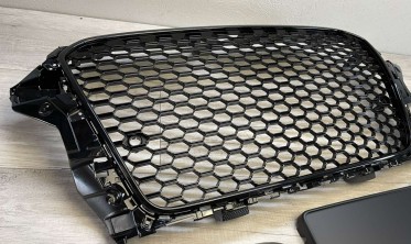 Решітка радіатора Audi A3 8V у стилі RS3 чорна глянсова фото