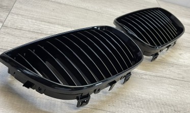 Черные решетки радиатора BMW 1-серии E81, E82, E87, E88 глянцевые фото