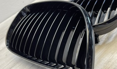 Черные решетки радиатора BMW 1-серии E81, E82, E87, E88 глянцевые фото