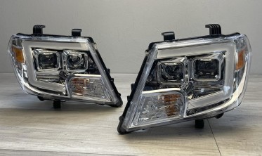 Тюнинговые передние фары Nissan Frontier 09-14 с линзами и LED габаритами фото