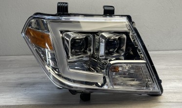 Тюнинговые передние фары Nissan Frontier 09-14 с линзами и LED габаритами фото