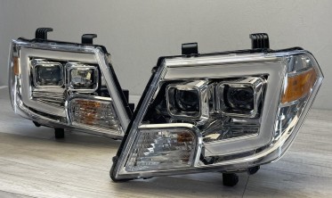 Тюнинговые передние фары Nissan Frontier 09-14 с линзами и LED габаритами фото
