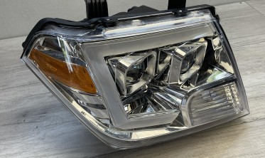 Тюнинговые передние фары Nissan Frontier 09-14 с линзами и LED габаритами фото