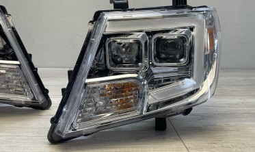 Тюнинговые передние фары Nissan Frontier 09-14 с линзами и LED габаритами фото