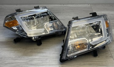 Тюнинговые передние фары Nissan Frontier 09-14 с линзами и LED габаритами фото