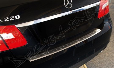 Накладка на бампер с загибом и ребрами Mercedes E W212 Sedan фото