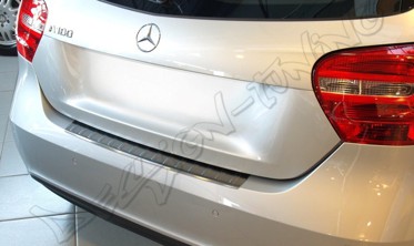 Накладка на бампер с загибом и ребрами Mercedes A W176 hatchback  фото