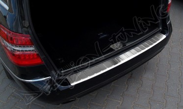 Накладка на бампер с загибом и ребрами Mercedes E W212 Combi фото