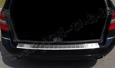 Накладка на бампер с загибом и ребрами Mercedes E W212 Combi фото