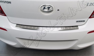 Накладка на бампер с загибом и ребрами Hyundai i20  фото