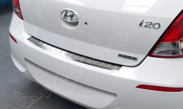 Накладка на бампер с загибом и ребрами Hyundai i20  фото