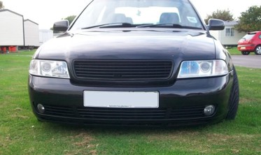 Тюнінгова решітка радіатора Audi A4 B5 чорна глянцева без емблеми фото