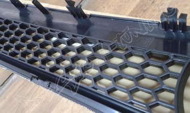 Решетка радиатора VW Golf 3 Honeycomb фото