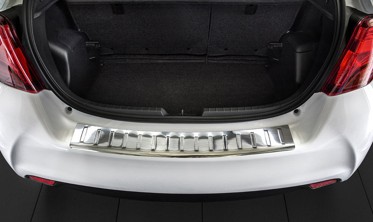 Накладка на бампер с загибом и ребрами Toyota Yaris 3 (5 дверей) фото