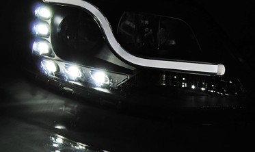Линзованные фары передние VOLKSWAGEN JETTA 6 седан с дневными ходовыми огнями фото