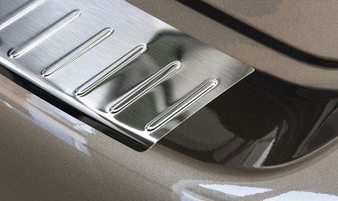 Накладка на бампер із загином та ребрами Nissan Pulsar фото