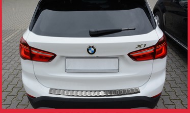 Накладка на бампер с загибом и ребрами BMW X1 F48 фото