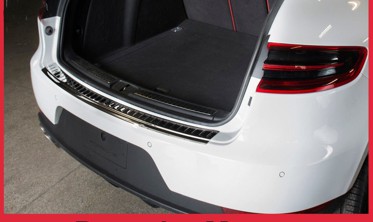 Накладка на бампер із загином та ребрами Porsche Macan чорна (графіт) фото