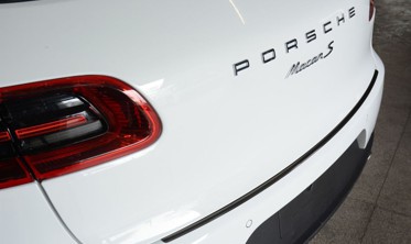 Накладка на бампер с загибом и ребрами Porsche Macan черная (графит) фото