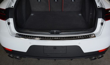 Накладка на бампер с загибом и ребрами Porsche Macan черная (графит) фото