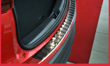 Накладка на бампер із загином та ребрами Mazda CX-5 чорна (графіт) фото