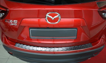 Накладка на бампер с загибом и ребрами Mazda CX-5 черная (графит) фото