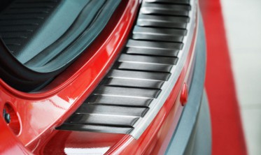 Накладка на бампер с загибом и ребрами Mazda CX-5 черная (графит) фото