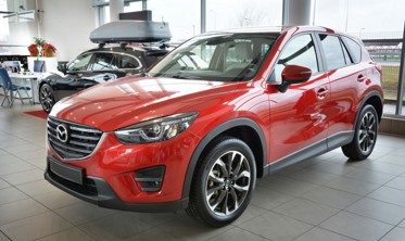 Накладка на бампер с загибом и ребрами Mazda CX-5 черная (графит) фото